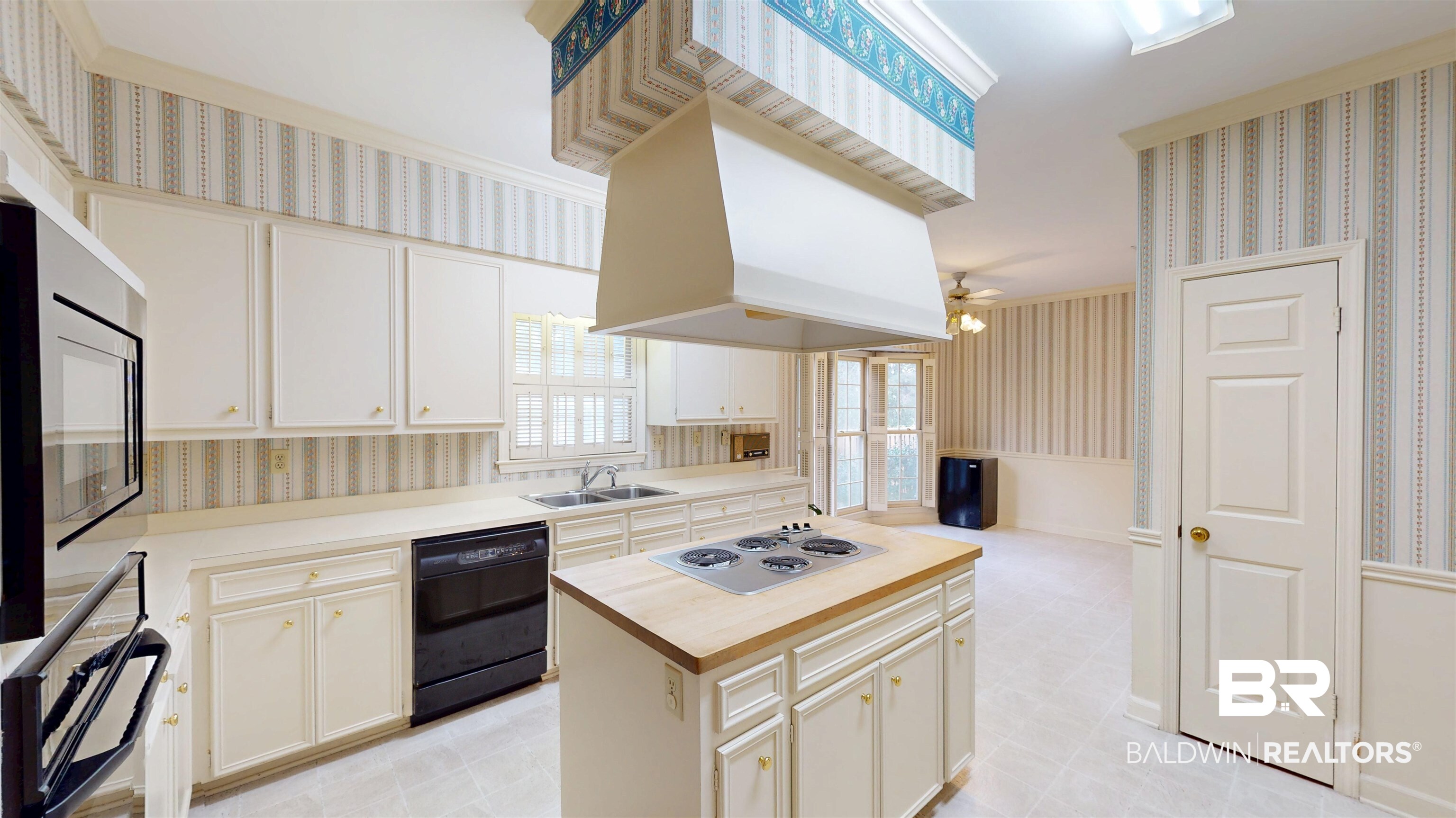 53 Warwick Road Mobile, AL 36608 - Photo 26 of 45 Kitchen with wallpapered walls, premium range hood, butcher block counters, dishwasher, and a center island