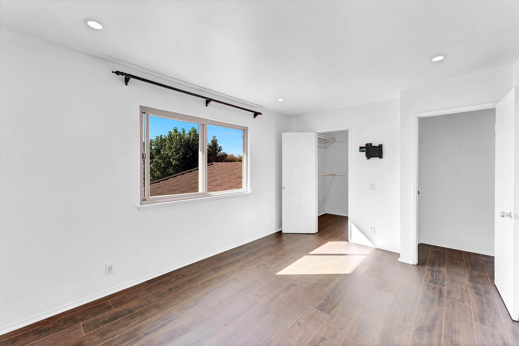 5950 Birch Street, Unit 2 Carpinteria, CA 93013 - Photo 7 of 33 Primary Bedroom entry - 5950 Birch St