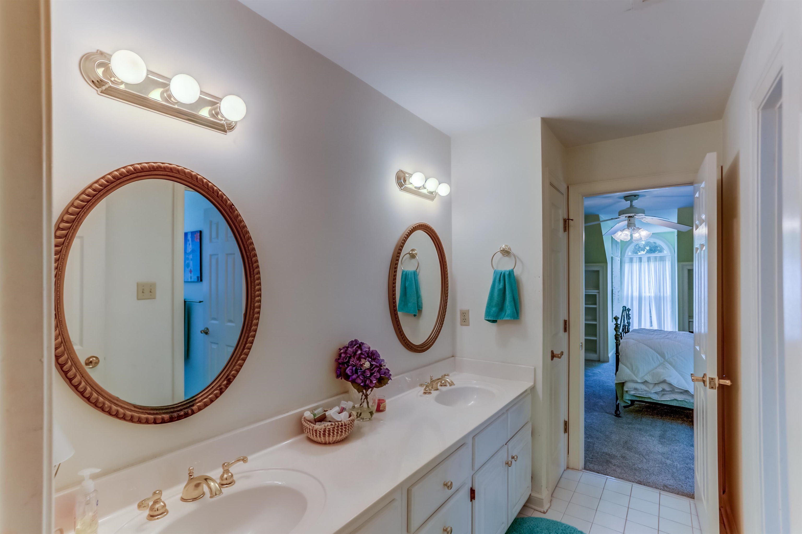 619 Roxburgh Drive Collierville, TN 38017 - Photo 23 of 30 This full bathroom is upstairs and shared by bedrooms three and four.