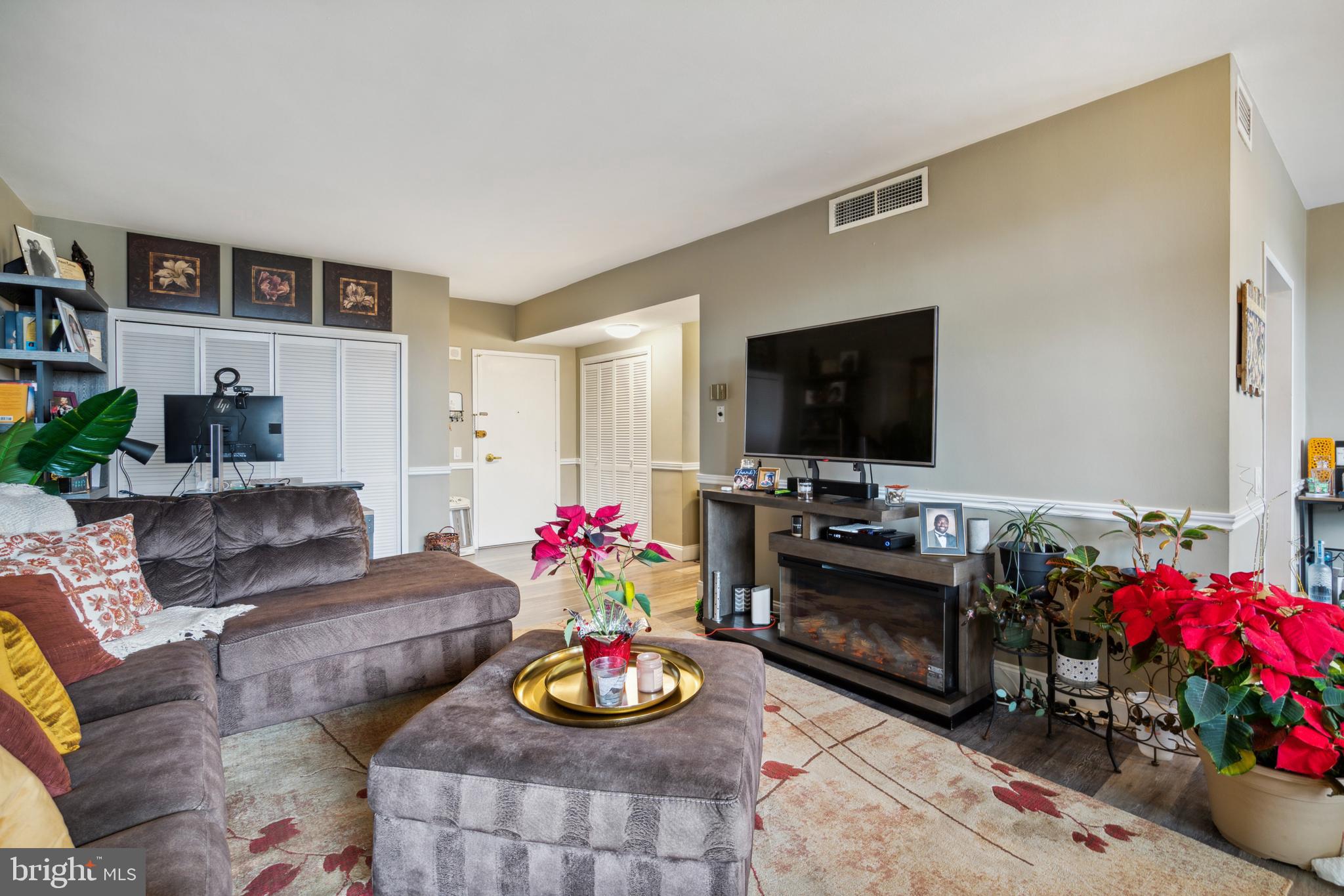 191 Presidential Boulevard, Unit R401 Bala Cynwyd, PA 19004 - Photo 5 of 15 Living Room