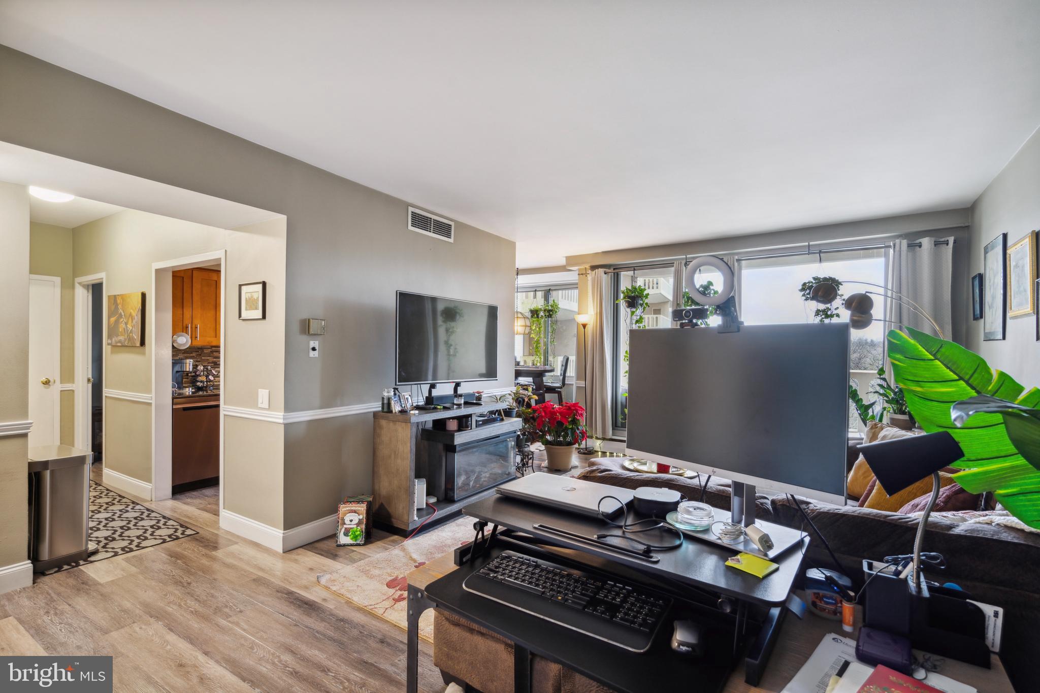 191 Presidential Boulevard, Unit R401 Bala Cynwyd, PA 19004 - Photo 7 of 15 Living Room