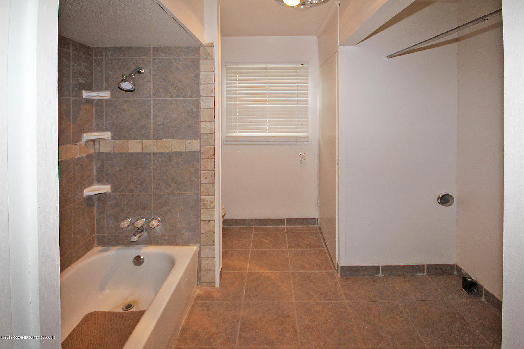 5108 Parker Street Amarillo, TX 79110 - Photo 15 of 19 Bathroom
