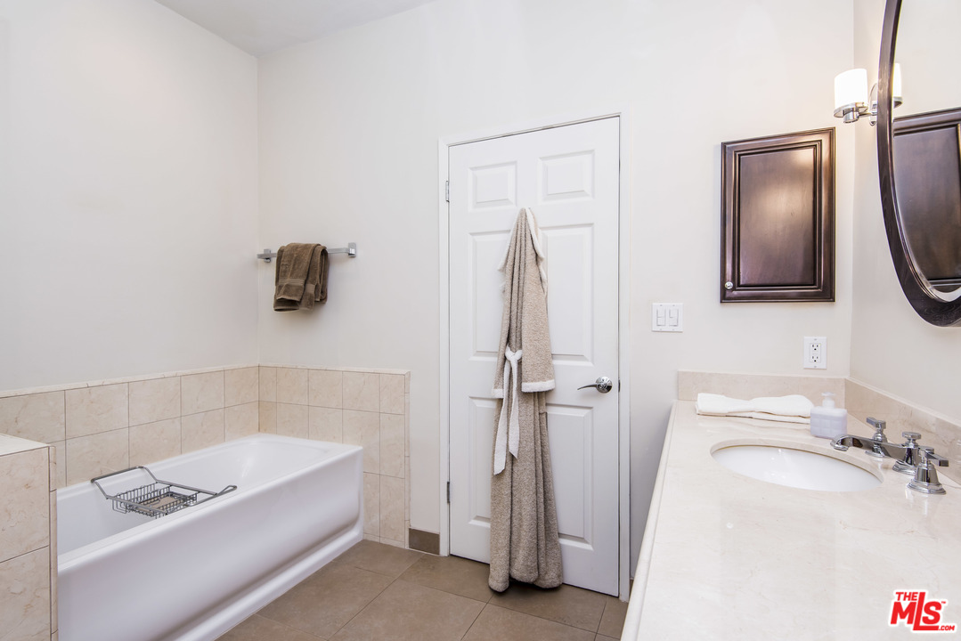 1601 Hilts Avenue, Unit 3 Los Angeles, CA 90024 - Photo 8 of 16