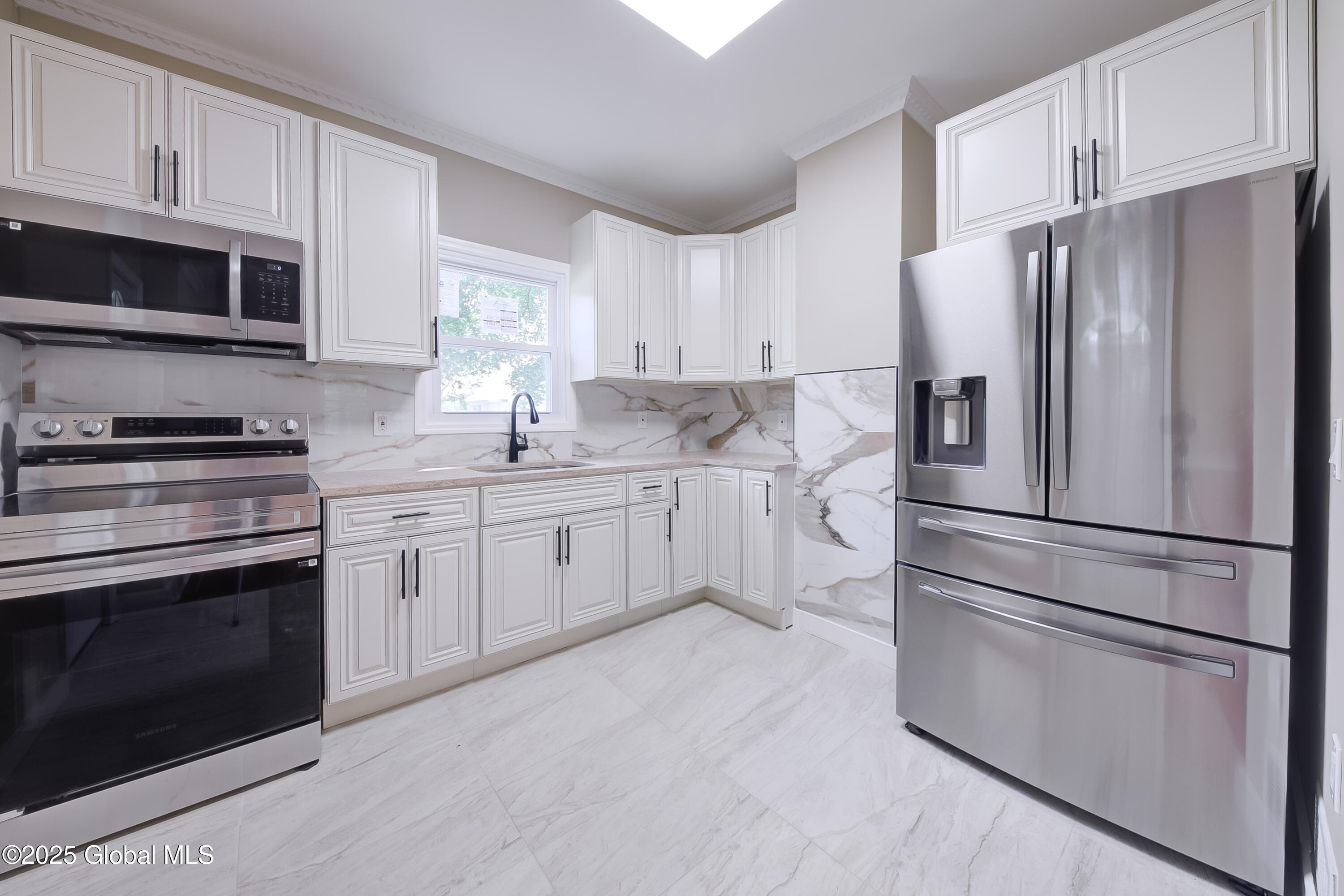 801 Holland Road Schenectady, NY 12303 - Photo 5 of 38 801 Holland-25