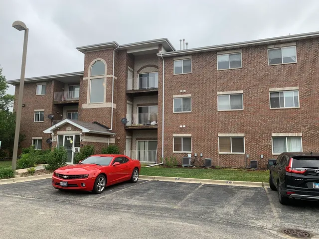 $261,500 | 881 North Swift Road, Unit 206, Addison, IL 60101
