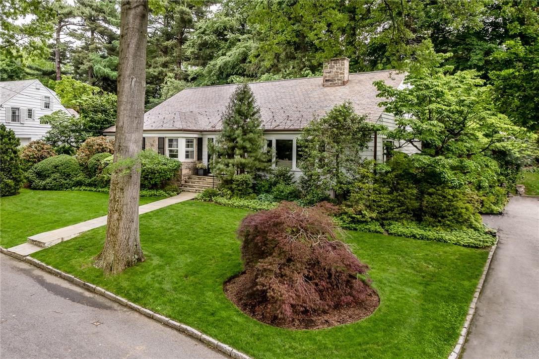a view of a house with backyard and garden
