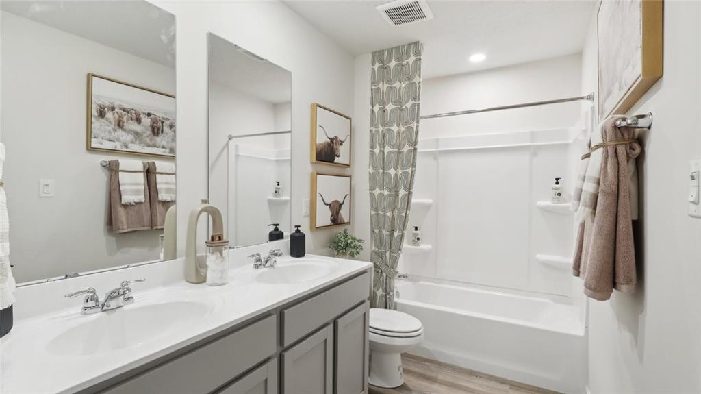 1091 Peachtree Road Carnegie, PA 15106 - Photo 14 of 18 a bathroom with a bathtub shower sink vanity and toilet