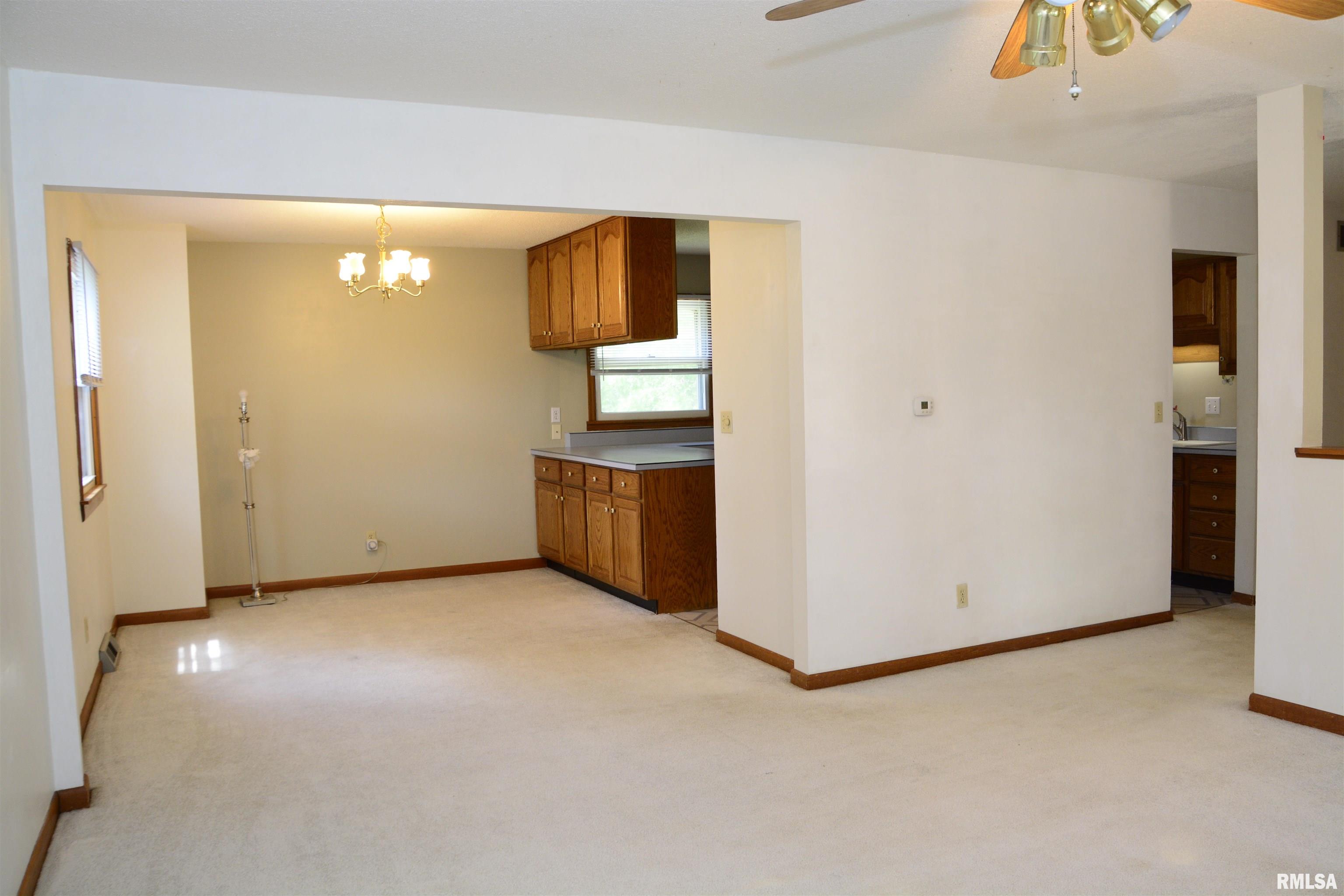 807 Meadow Drive Macomb, IL 61455 - Photo 6 of 24