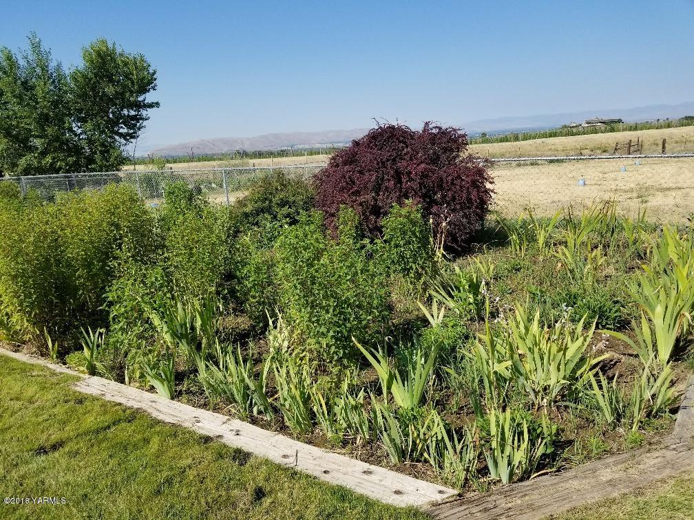 804 Bittner Road Yakima, WA 98901 - Photo 14 of 18 a view of a garden