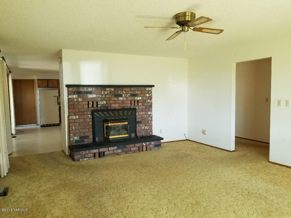 804 Bittner Road Yakima, WA 98901 - Photo 3 of 18 a living room with a fireplace