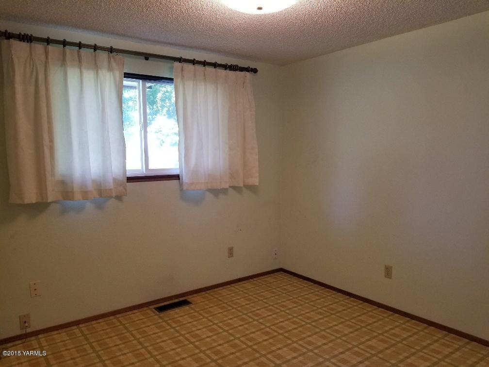 804 Bittner Road Yakima, WA 98901 - Photo 8 of 18 an empty room with a window