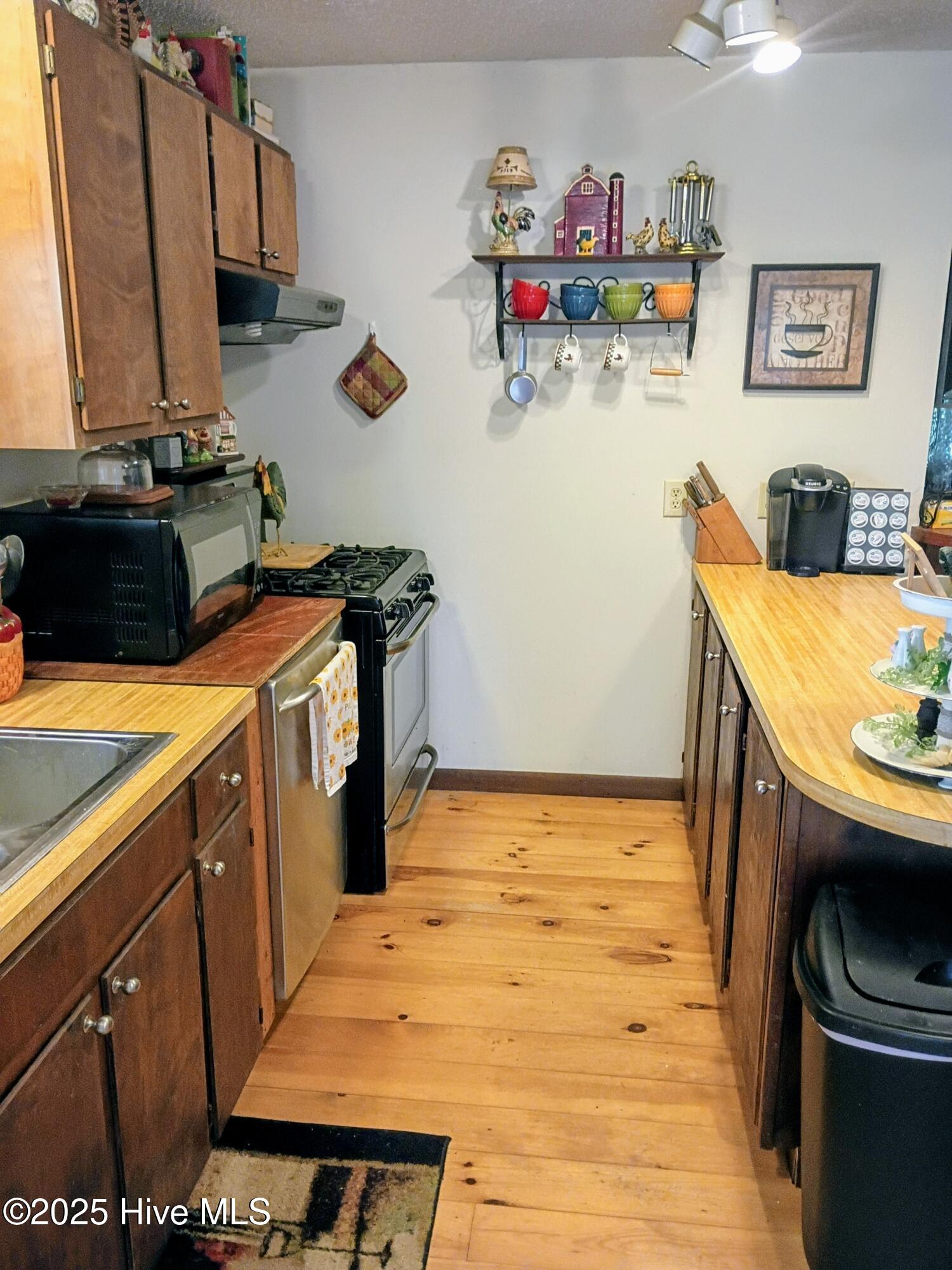 2391 Bill Hooks Road Whiteville, NC 28472 - Photo 20 of 39 Kitchen cabinets on both sides