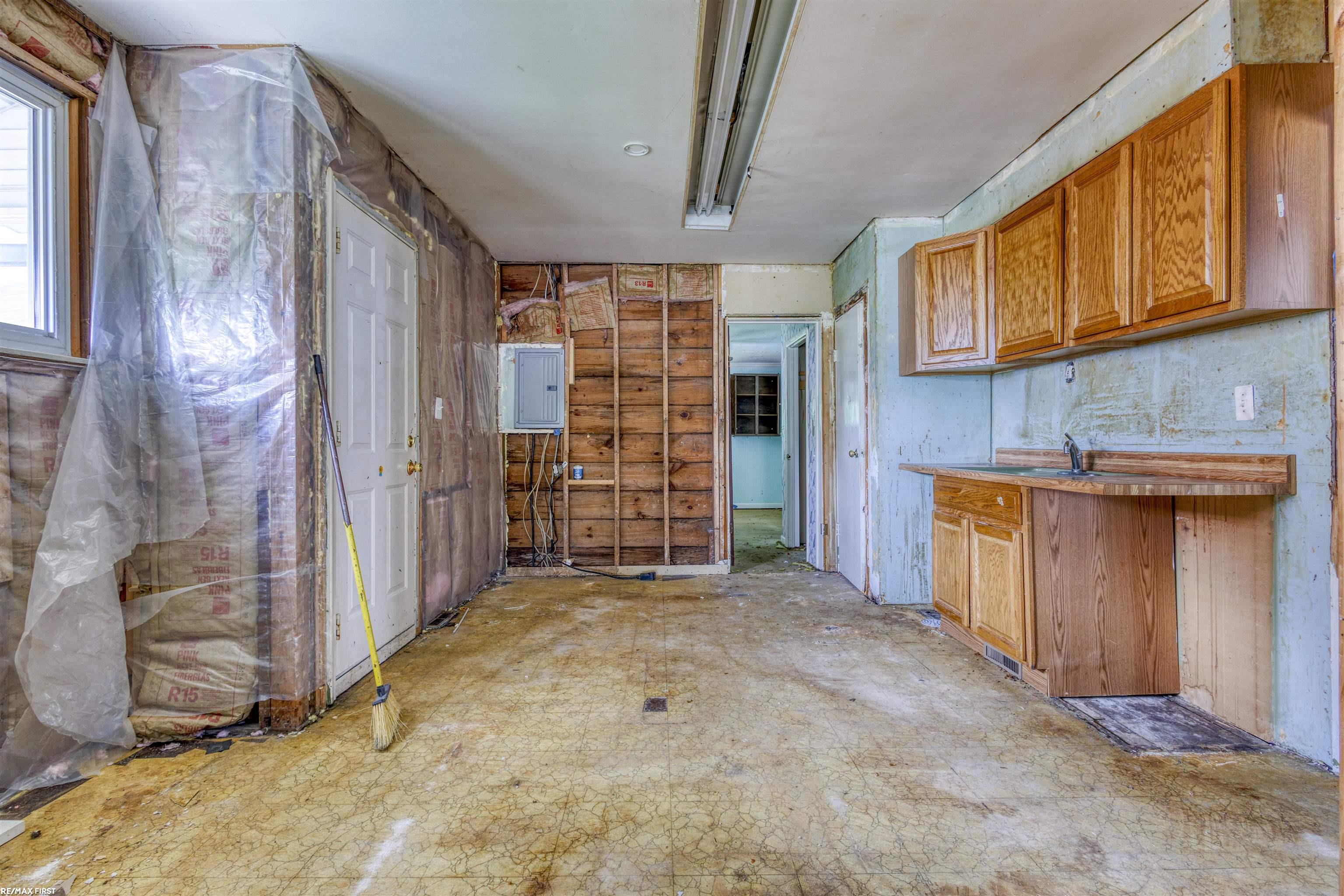 14846 Stephens Road Eastpointe, MI 48021 - Photo 14 of 33 50216047-6ea8c47c-446f-4ab3-9d07-96da41fe501c.JPG