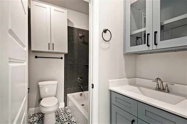 a view of empty room with windows and wardrobe