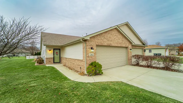 a view of a house with a yard