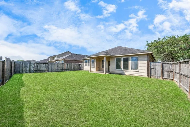 a view of a house with backyard and garden
