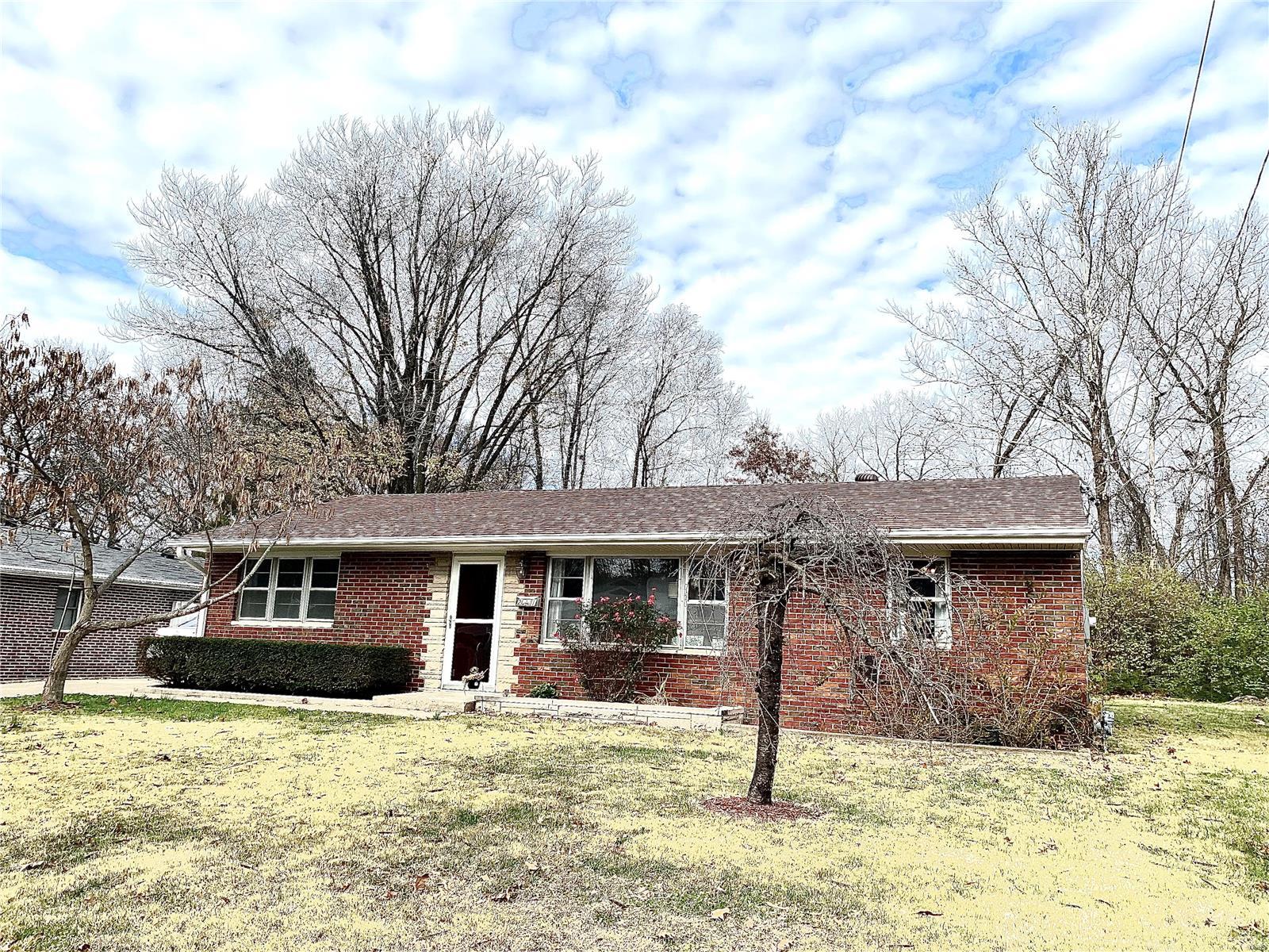 2221 Ridge Drive Alton, IL 62002 - Photo 1 of 16 Gallery Image 1