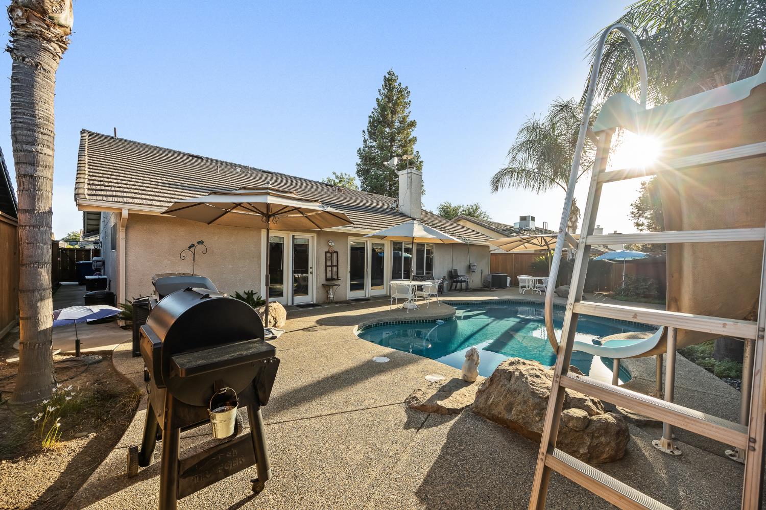 161 Sunset Street Kingsburg, CA 93631 - Photo 41 of 57 a front view of a house with garden