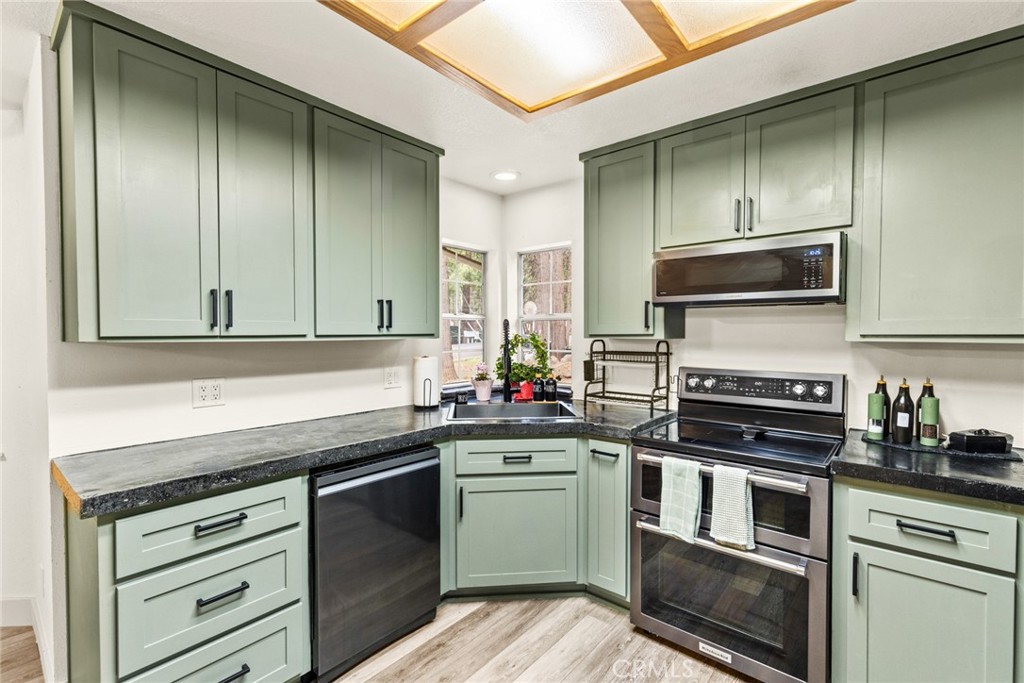 14366 Carnegie Road Magalia, CA 95954 - Photo 9 of 28 a kitchen with stainless steel appliances granite countertop a stove and a sink