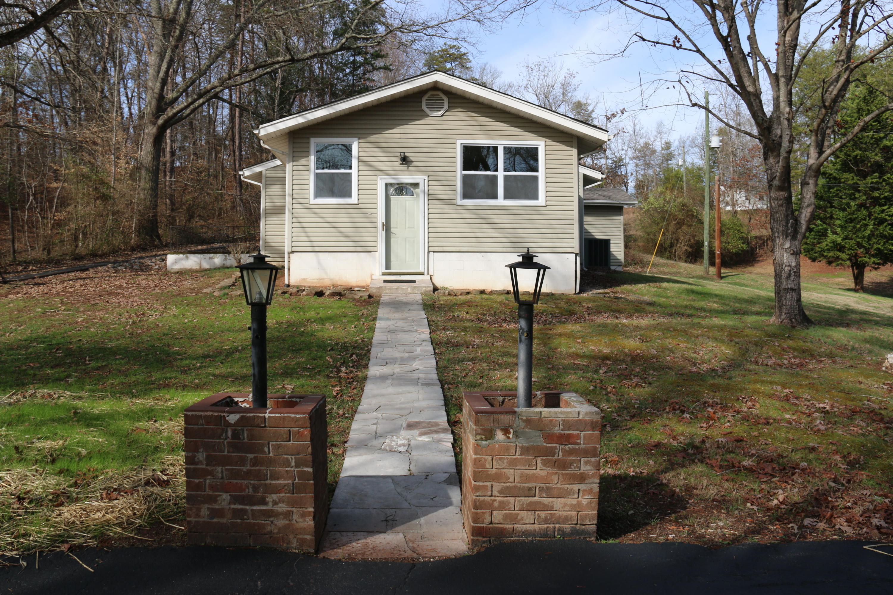 921 Deaderick Road Knoxville, TN 37920 - Photo 1 of 40 IMG_4052