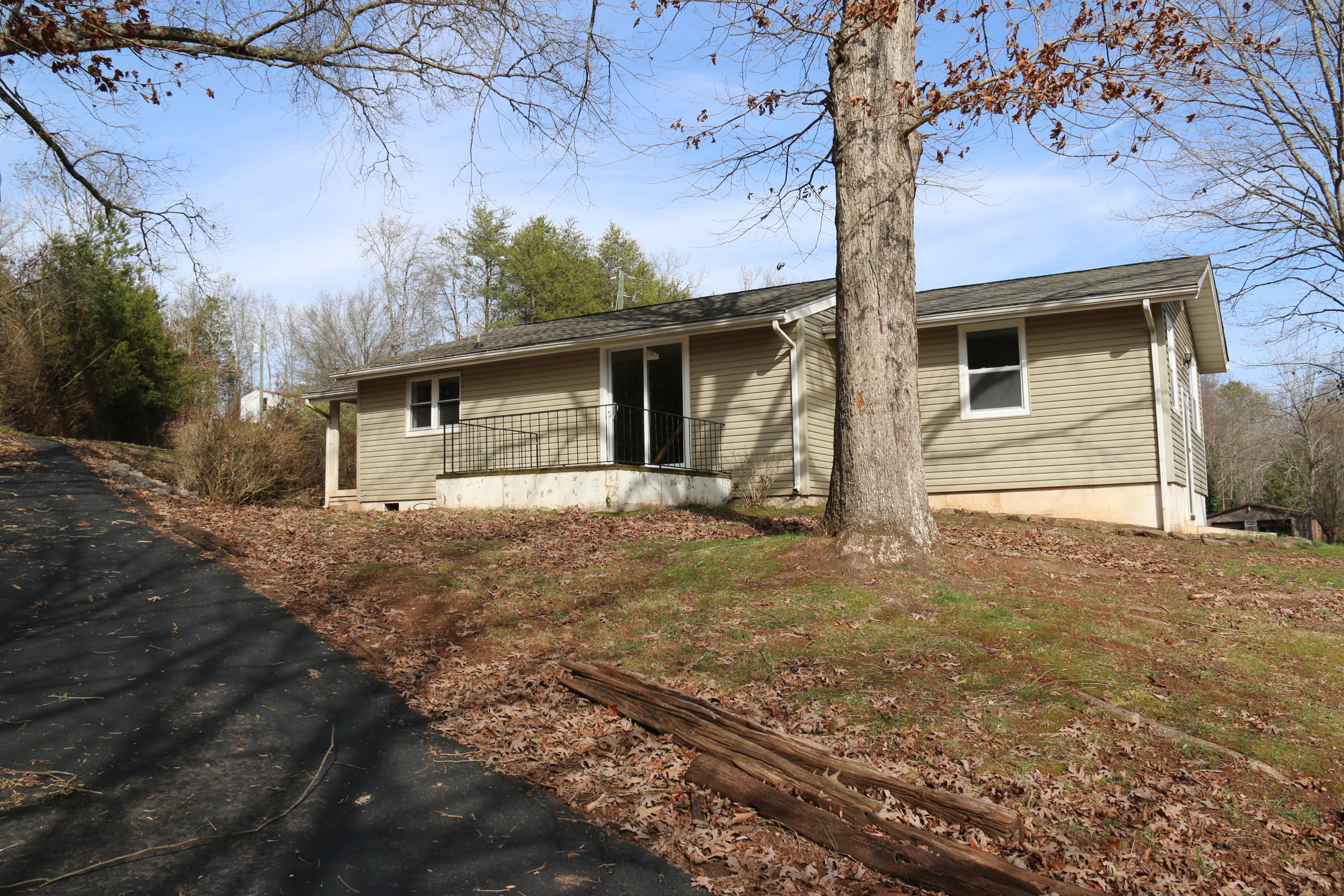 921 Deaderick Road Knoxville, TN 37920 - Photo 5 of 40 IMG_4056