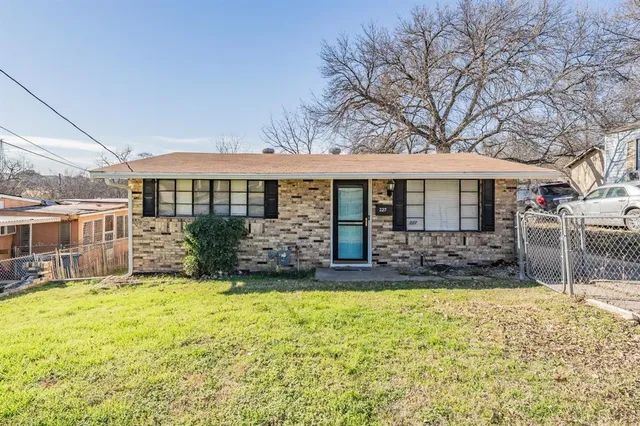 $2,100 | 227 South Justin Avenue, Dallas, TX 75211