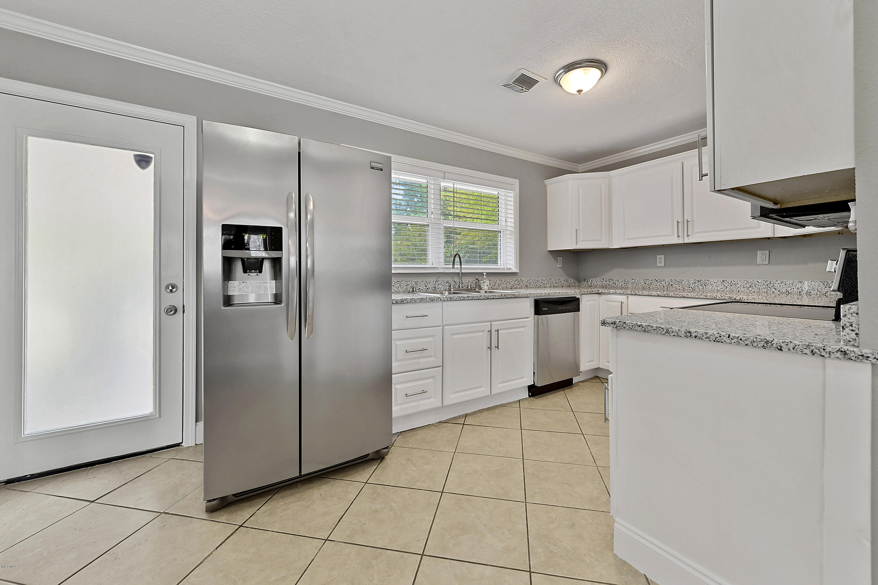 391 Old Popp's Ferry Road Biloxi, MS 39531 - Photo 7 of 21 007