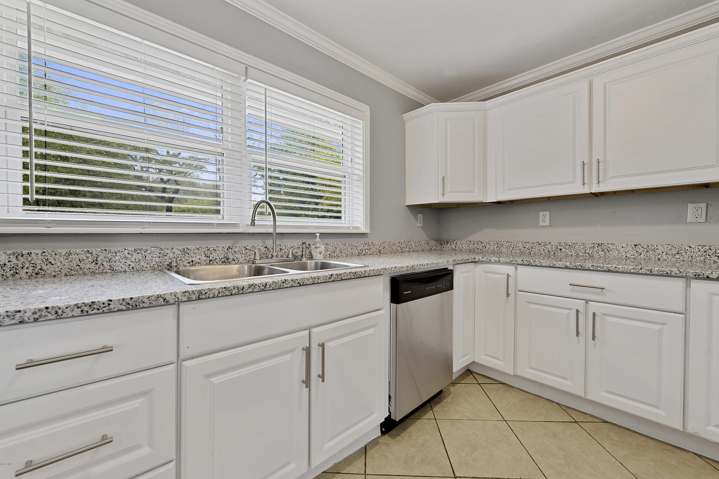 391 Old Popp's Ferry Road Biloxi, MS 39531 - Photo 8 of 21 008