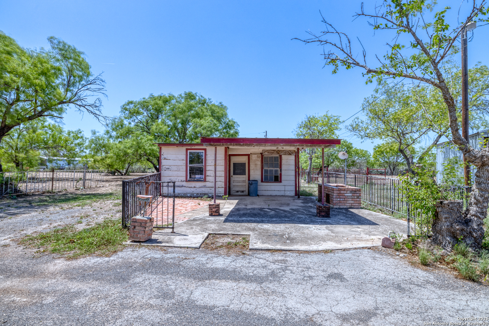 1390 Windmill Road Uvalde, TX 78801 - Photo 21 of 44 a view of a house with backyard and sitting area