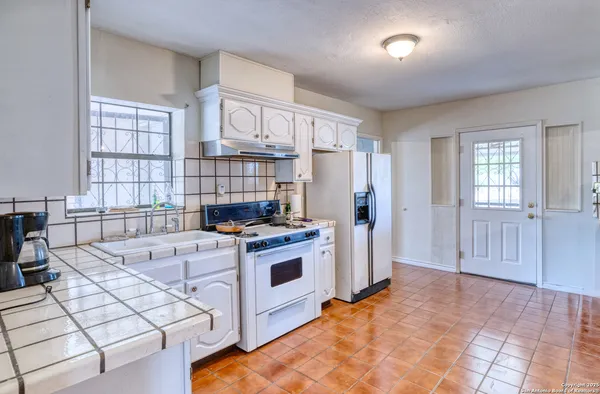 a kitchen that has a stove and a refrigerator