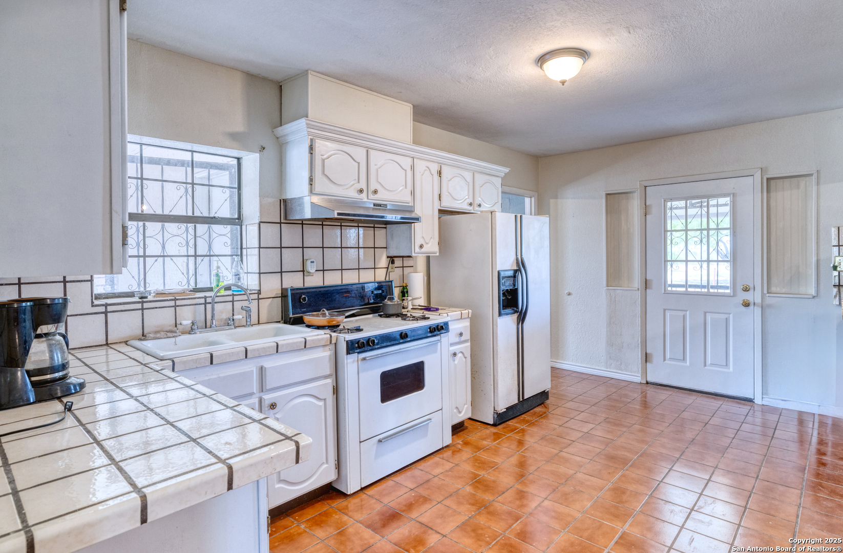 1390 Windmill Road Uvalde, TX 78801 - Photo 9 of 44 a kitchen that has a stove and a refrigerator