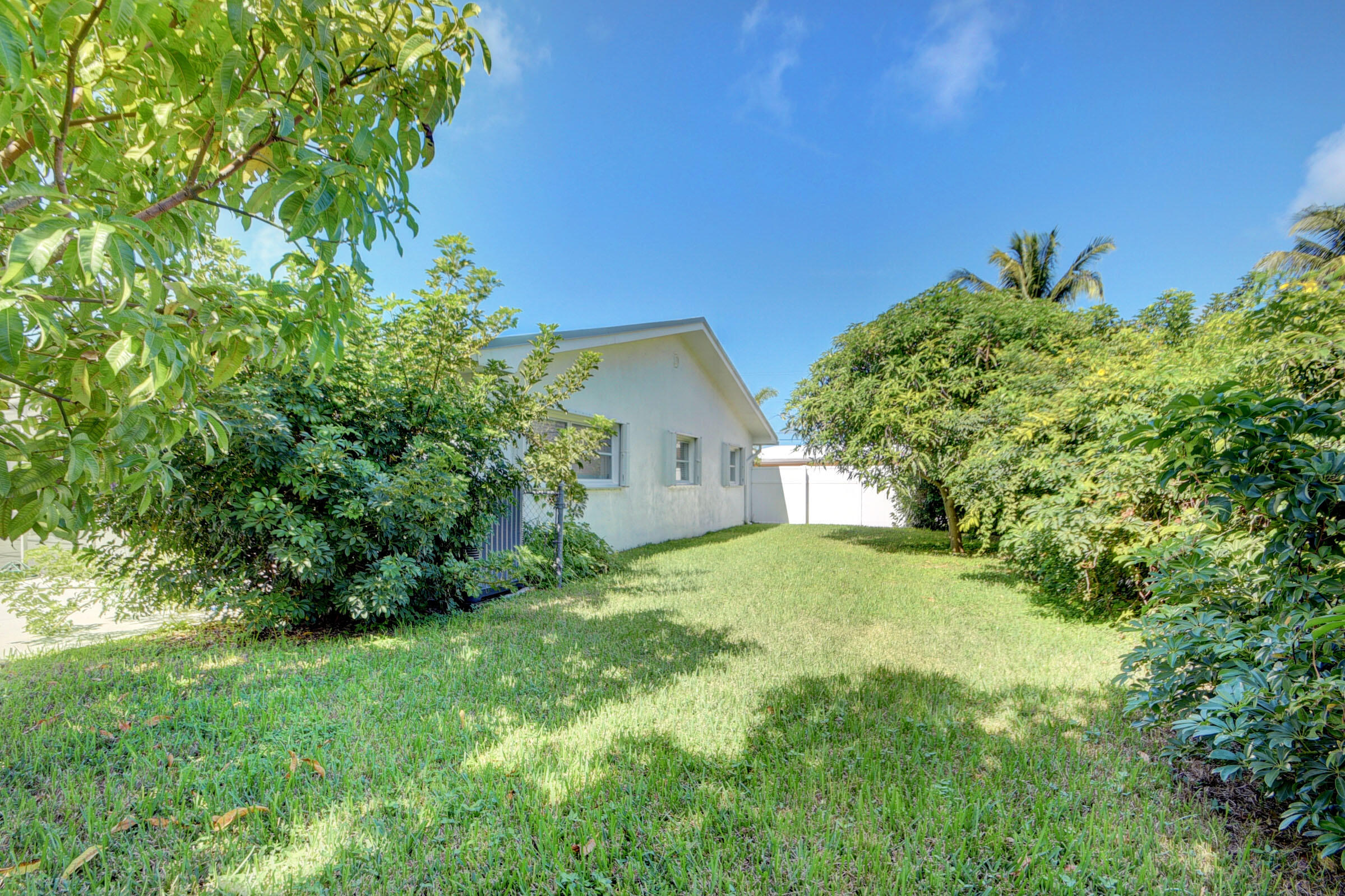 1171 Bimini Lane Singer Island, FL 33404 - Photo 42 of 61 42_house (42)
