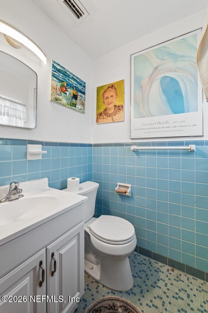 1226 Halifax Road Jacksonville, FL 32216 - Photo 17 of 29 a bathroom with a toilet a sink and mirror
