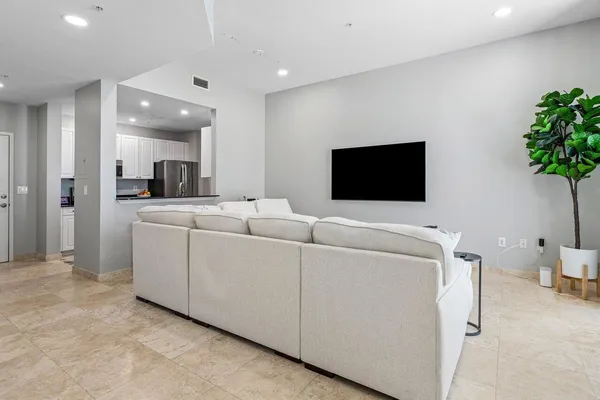$4,000 | 255 Evernia Street, Unit 306, West Palm Beach, FL 33401