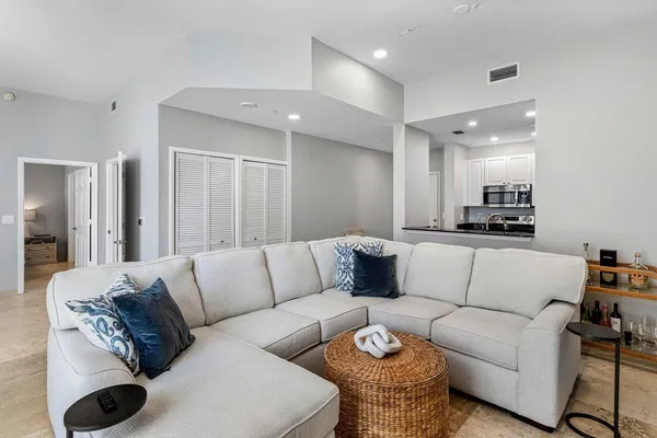 $4,000 | 255 Evernia Street, Unit 306, West Palm Beach, FL 33401