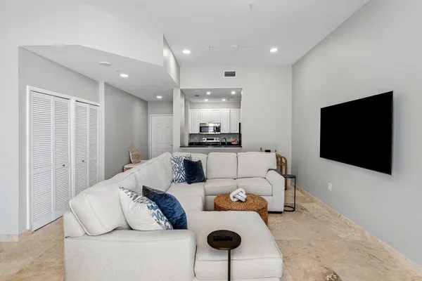 $4,000 | 255 Evernia Street, Unit 306, West Palm Beach, FL 33401