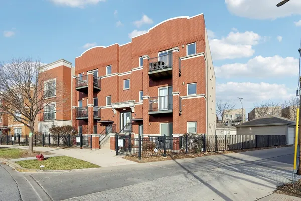 $2,950 | 1132 West 13th Street, Unit 101, Chicago, IL 60608