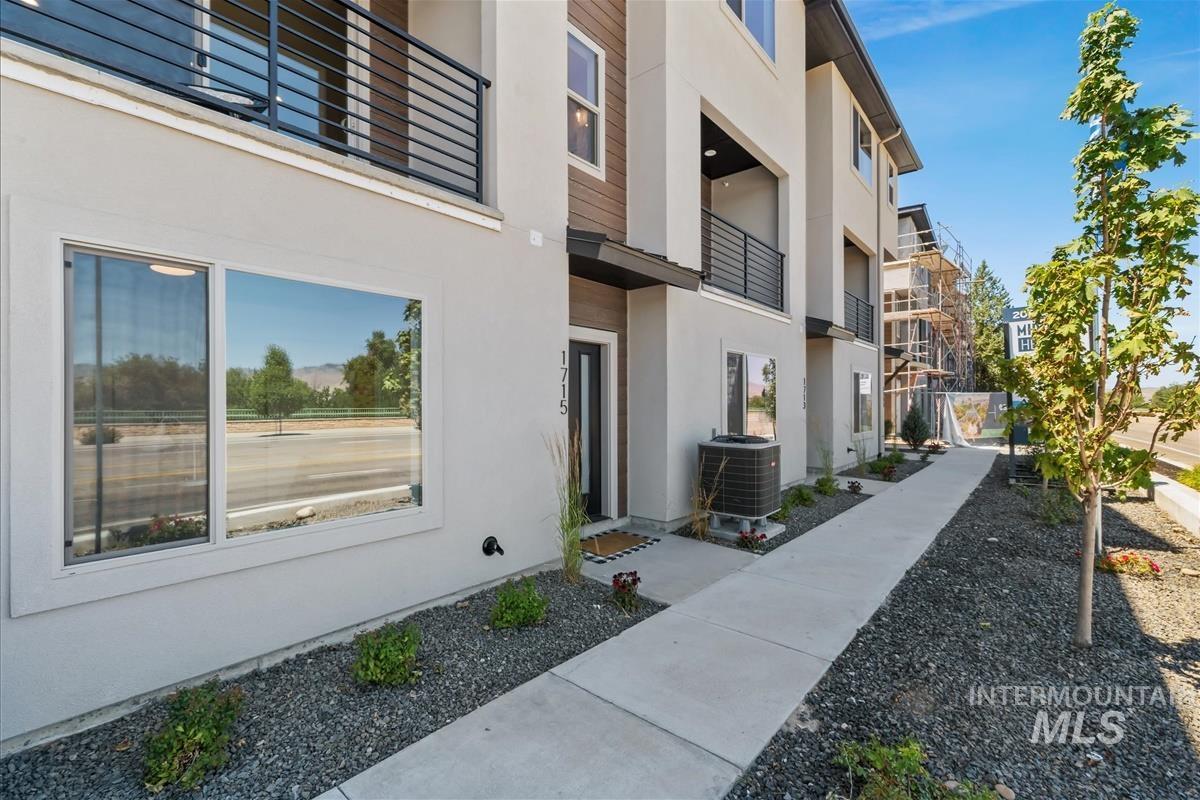 1703 South Federal Way Boise, ID 83705 - Photo 29 of 38 View of property's community with a balcony