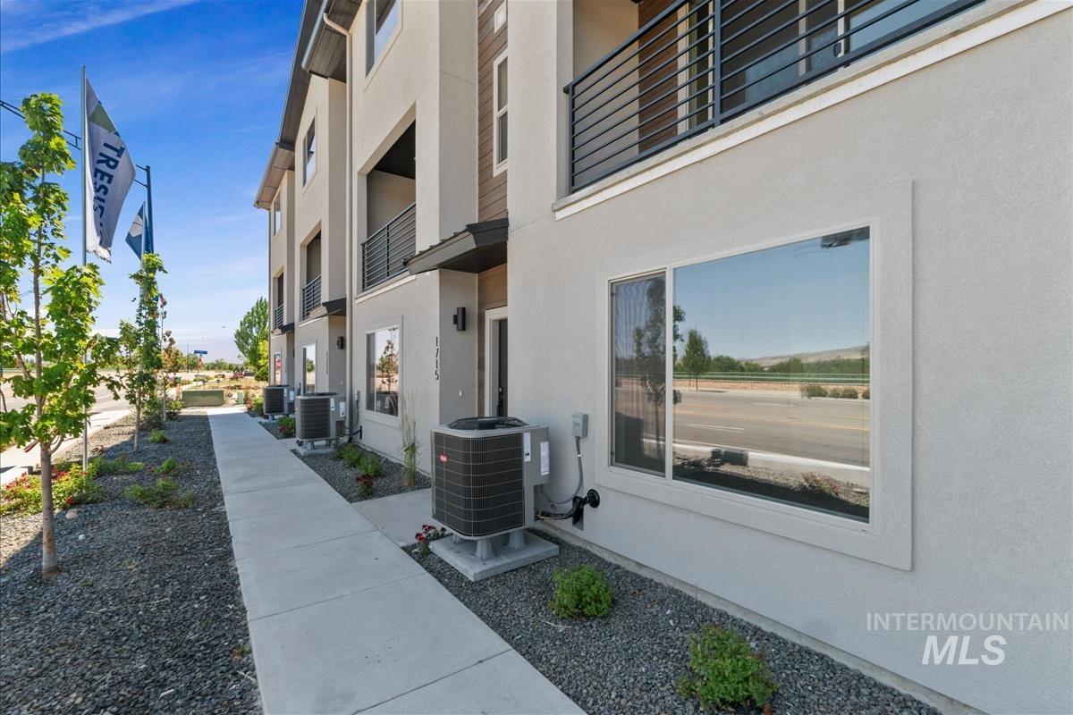 1703 South Federal Way Boise, ID 83705 - Photo 30 of 38 View of community featuring a balcony