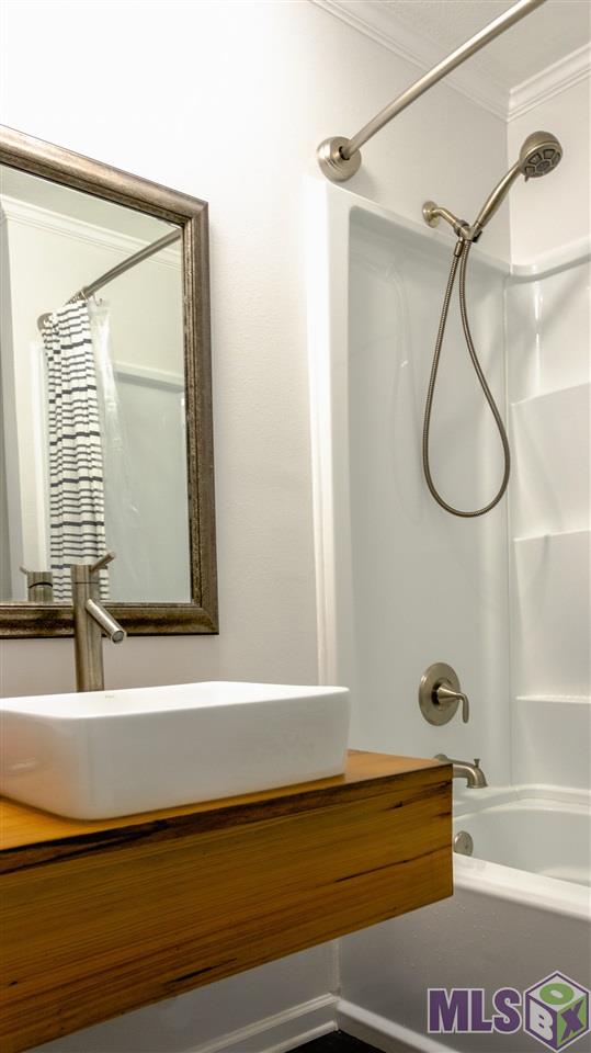 12846 Rambling Oaks Avenue Baton Rouge, LA 70818 - Photo 14 of 16 Hall Bath