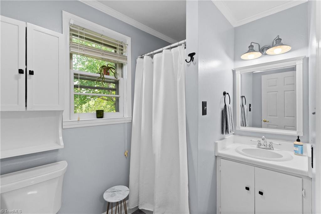 601 Colonial Drive High Point, NC 27262 - Photo 23 of 42 Primary Bathroom