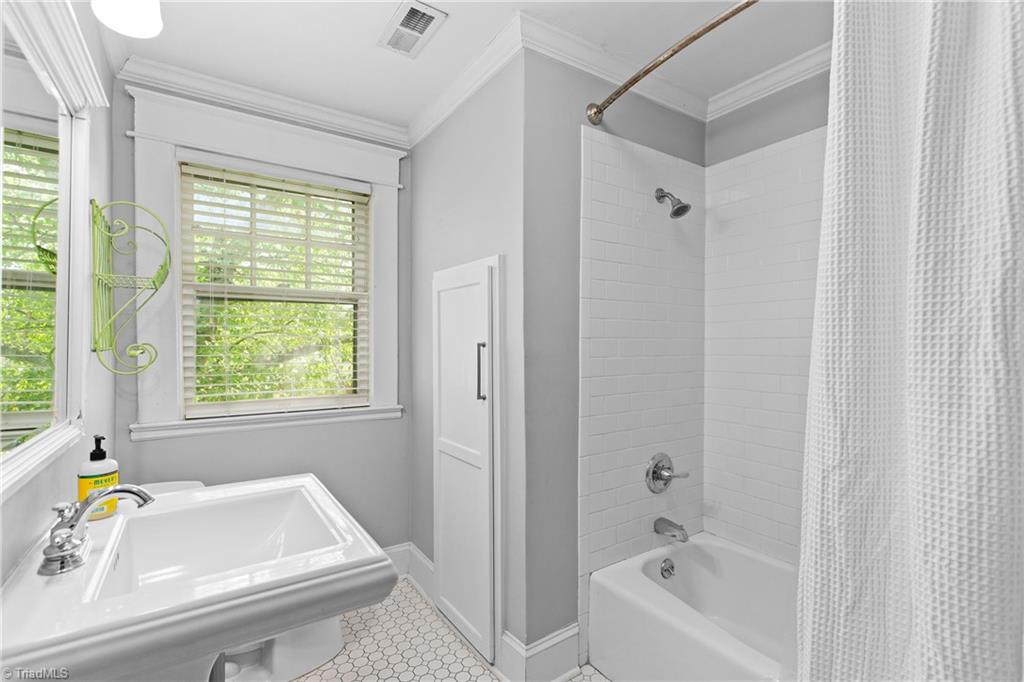 601 Colonial Drive High Point, NC 27262 - Photo 26 of 42 Hall Bathroom