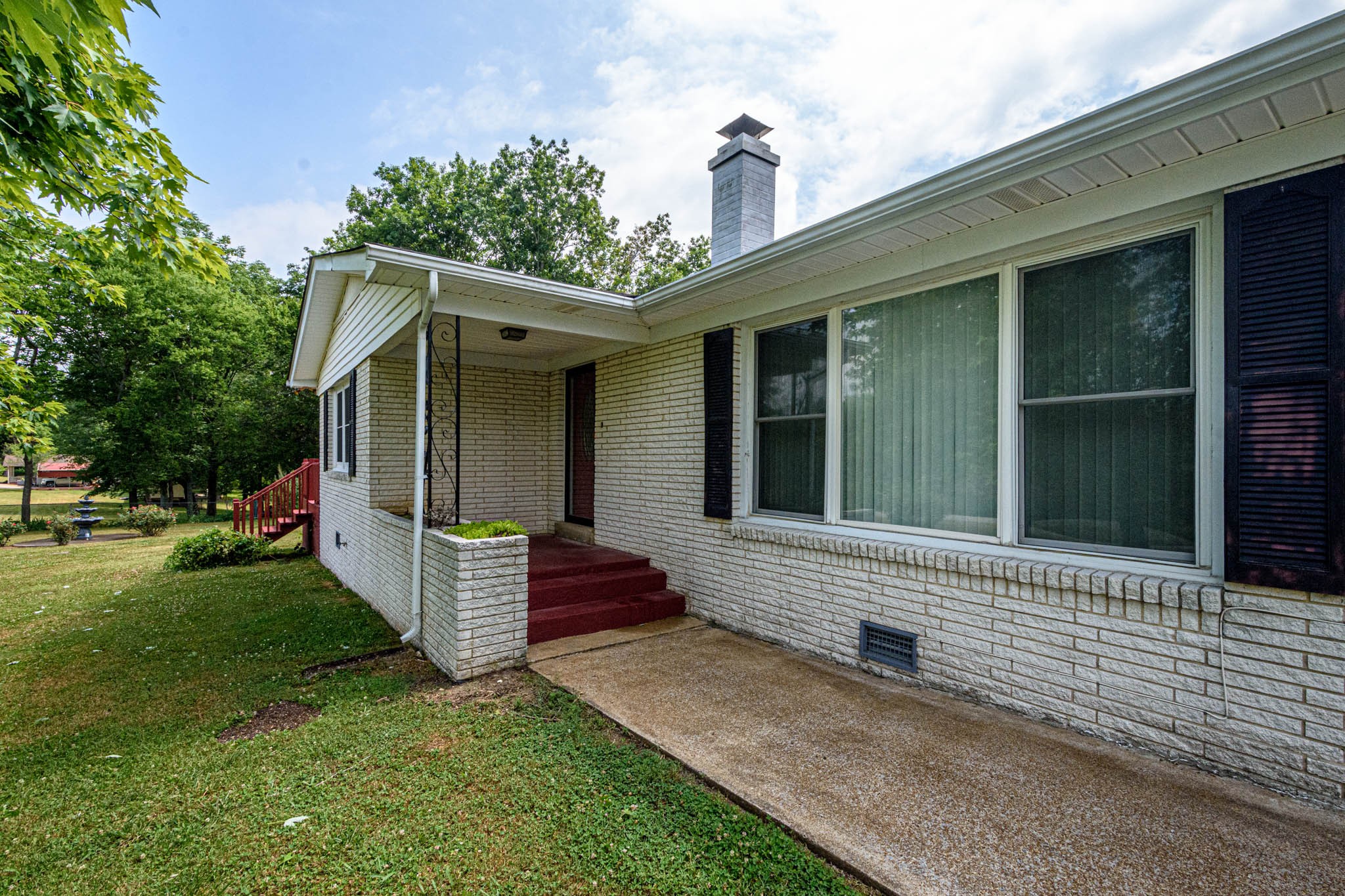 657 Prospect Road Pulaski, TN 38478 - Photo 10 of 50 a front view of a house with a garden