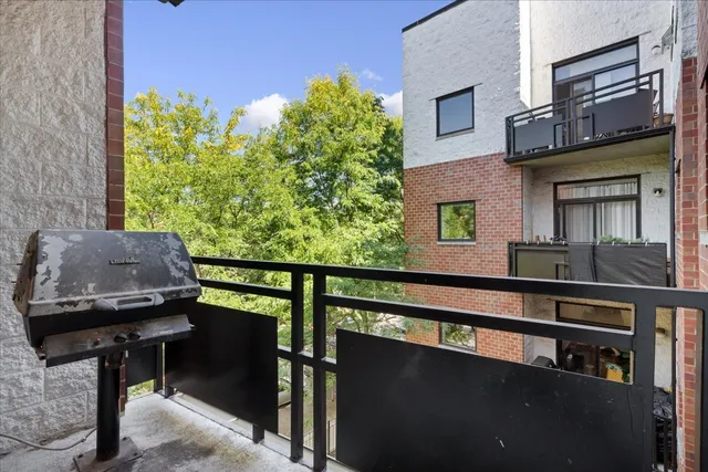 $410,000 | 2337 West Wolfram Street, Unit 415, Chicago, IL 60618