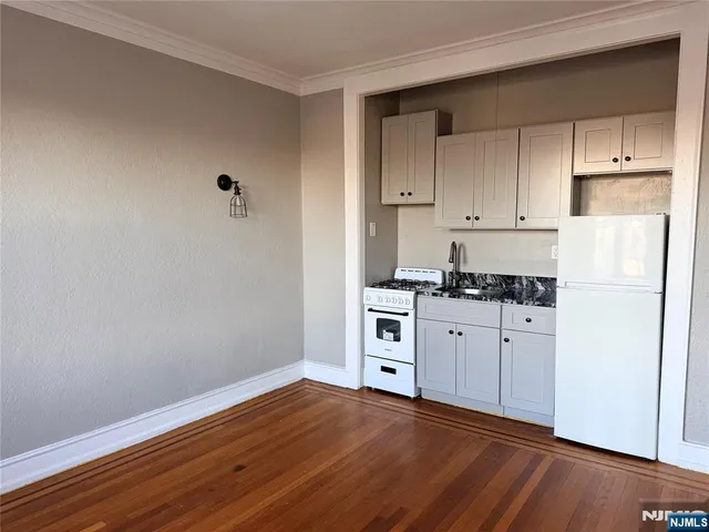 $1,300 | 17 Elwood Place, Unit 404, Newark, NJ 07104