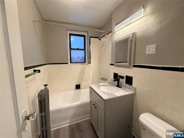 $1,300 | 17 Elwood Place, Unit 404, Newark, NJ 07104