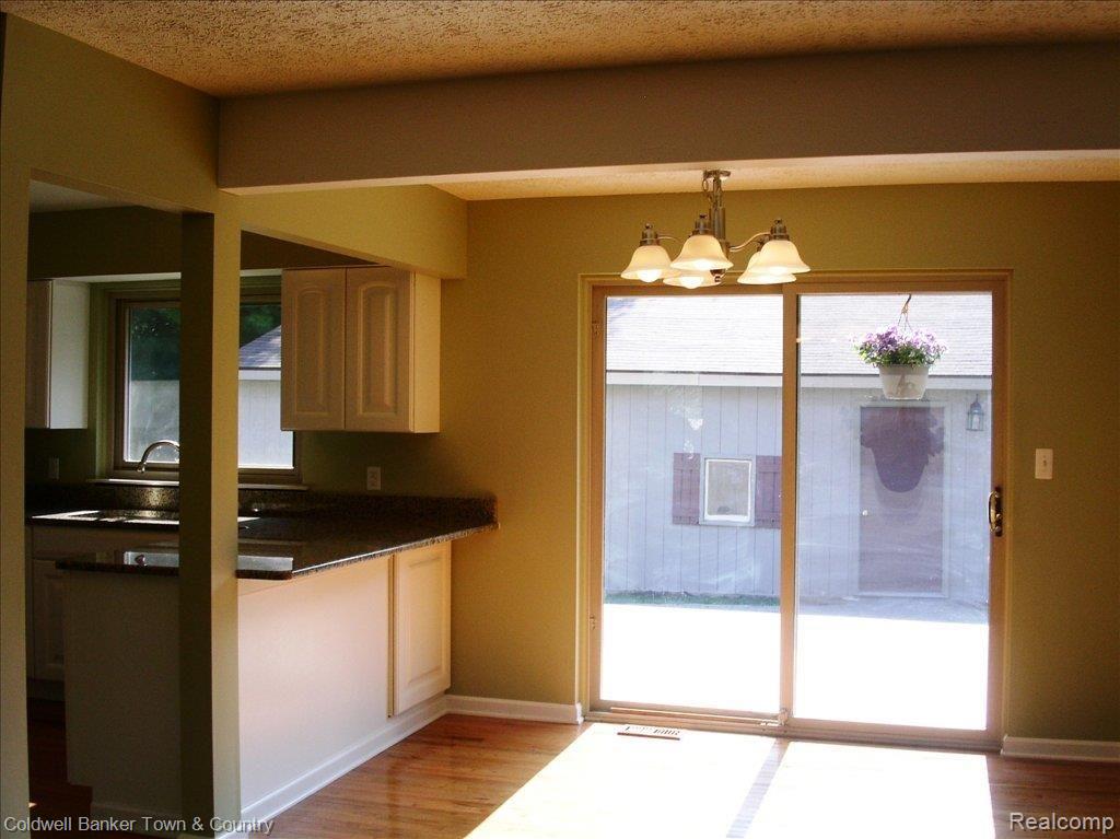 6125 Brophy Road Howell, MI 48855 - Photo 11 of 16 Dinning Room & Kitchen