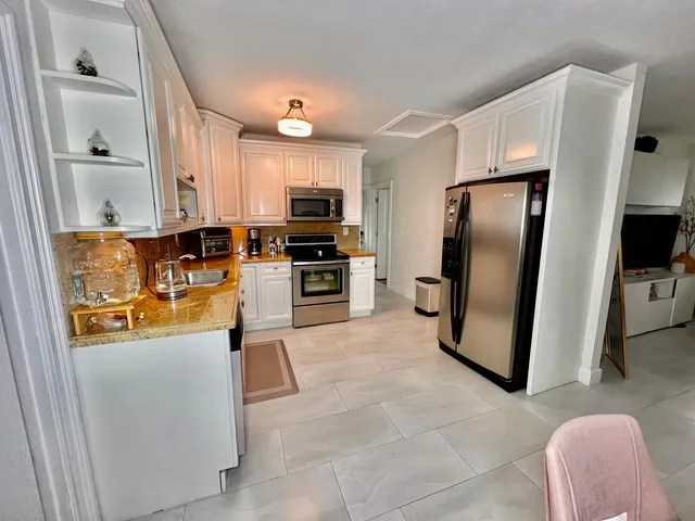 $2,890 | 723 West Palm Street, Lantana, FL 33462