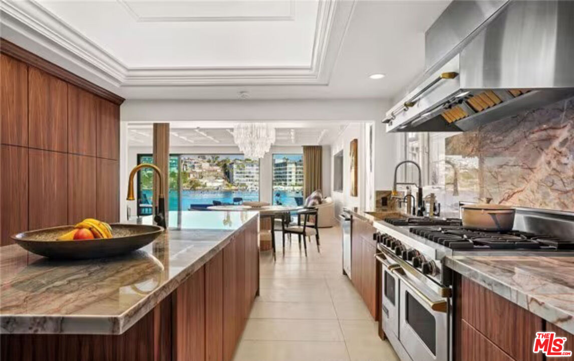 2266 Channel Road Newport Beach, CA 92661 - Photo 6 of 33