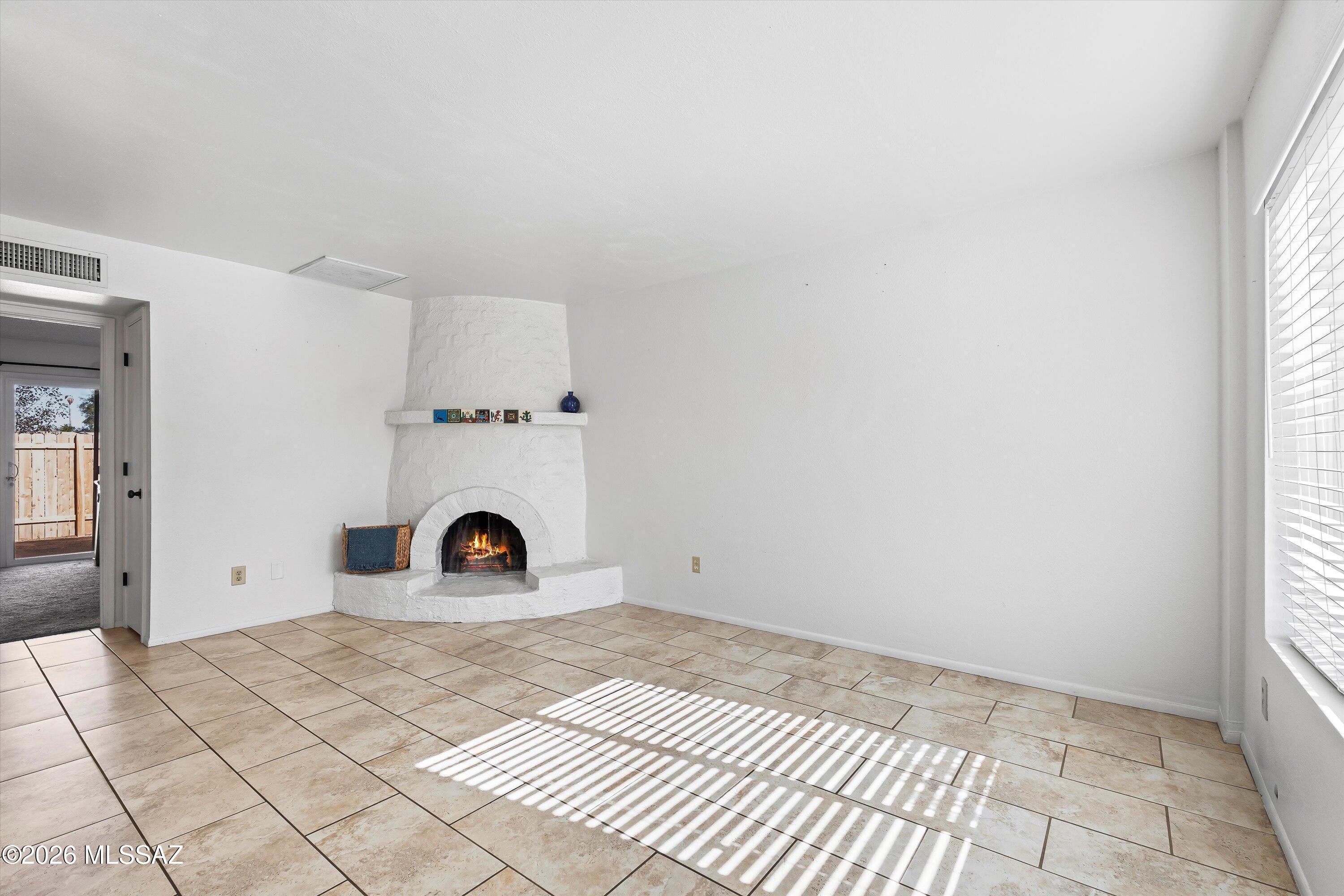 1868 West Record Street Tucson, AZ 85705 - Photo 3 of 19 Living Room